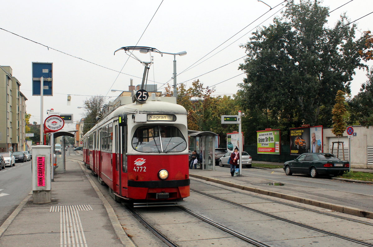 Wien Wiener Linien SL 25 (E1 4772 + c4 13xx) XXII, Donaustadt, Konstanziagasse / Erzherzog-Karl-Straße am 21. Oktober 2016. - Benannt wurde die Konstanziagasse 1910 nach Konstanzia, einer Schwester Friedrichs des Streitbaren; sie starb 1288. - 1909 erhielt die Erzherzog-Karl-Straße ihren Namen nach dem Sieger von Aspern über Napoleon (1809), dem Erzherzog Karl, der von 1771 bis 1847 lebte.