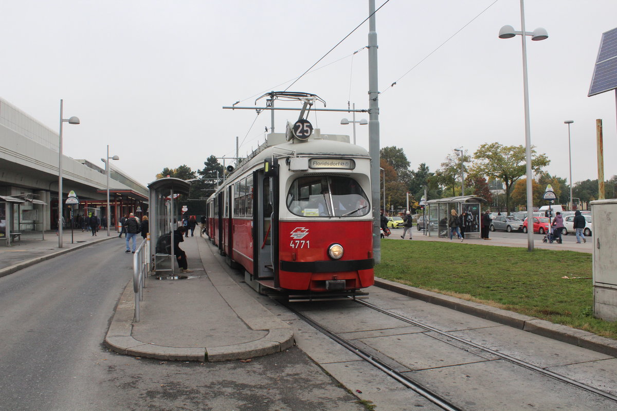 Wien Wiener Linien SL 25 (E1 4771 + c4 13xx) XXII, Donaustadt, Kagran am 21. Oktober 2016.
