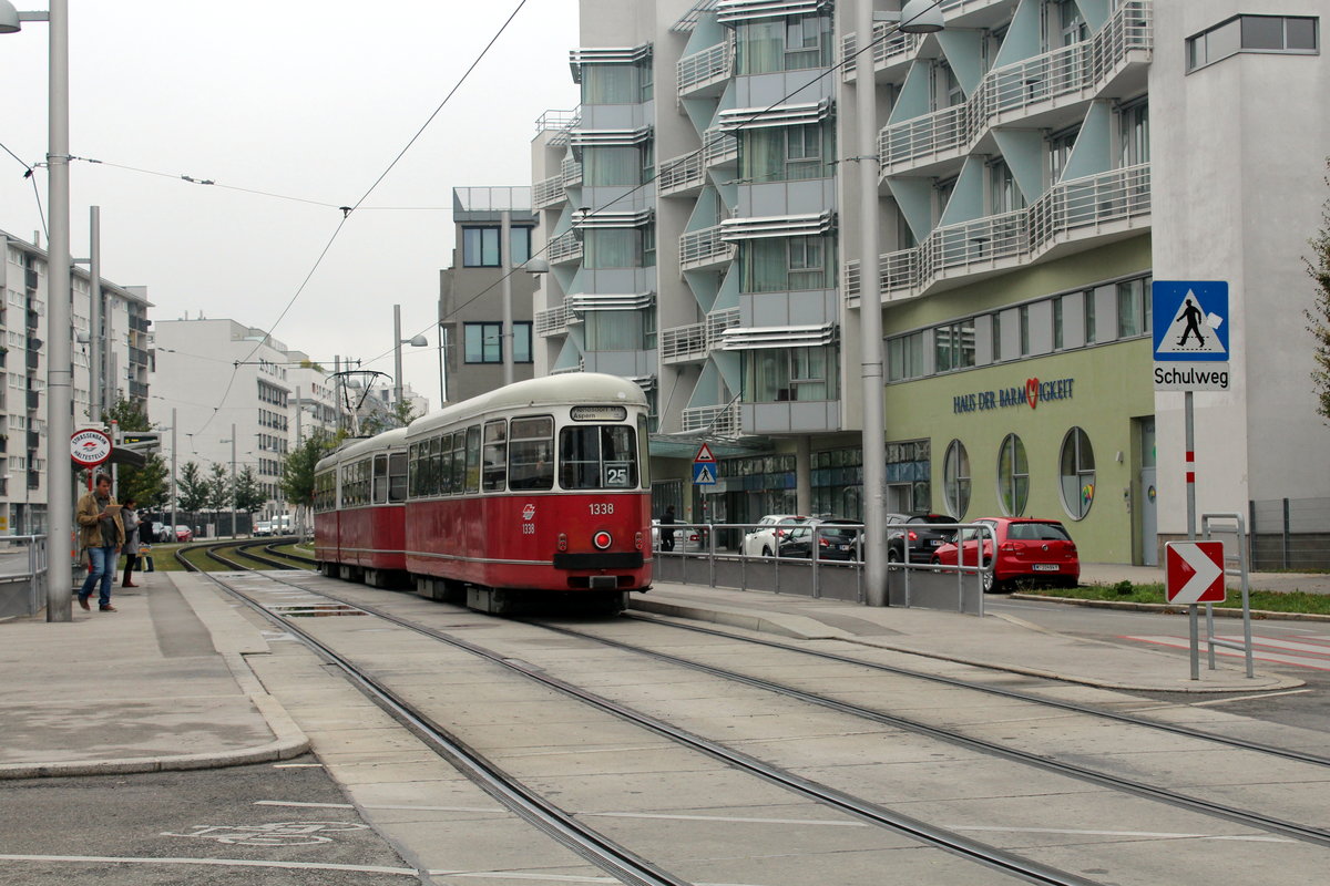 Wien Wiener Linien SL 25 (c4 1338 + E1 4824) XXII, Donaustadt, Tokiostraße / Prandaugasse (Hst. Prandaugasse) am 21. Oktober 2016.