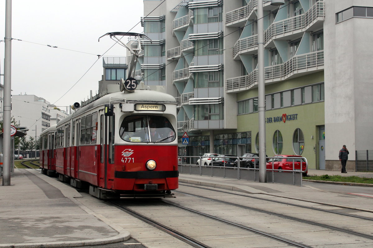 Wien Wiener Linien SL 25 (E1 4771 + c4 1336) XXII, Donaustadt, Tokiostraße (Hst. Prandaugasse) am 21. Oktober 2016.