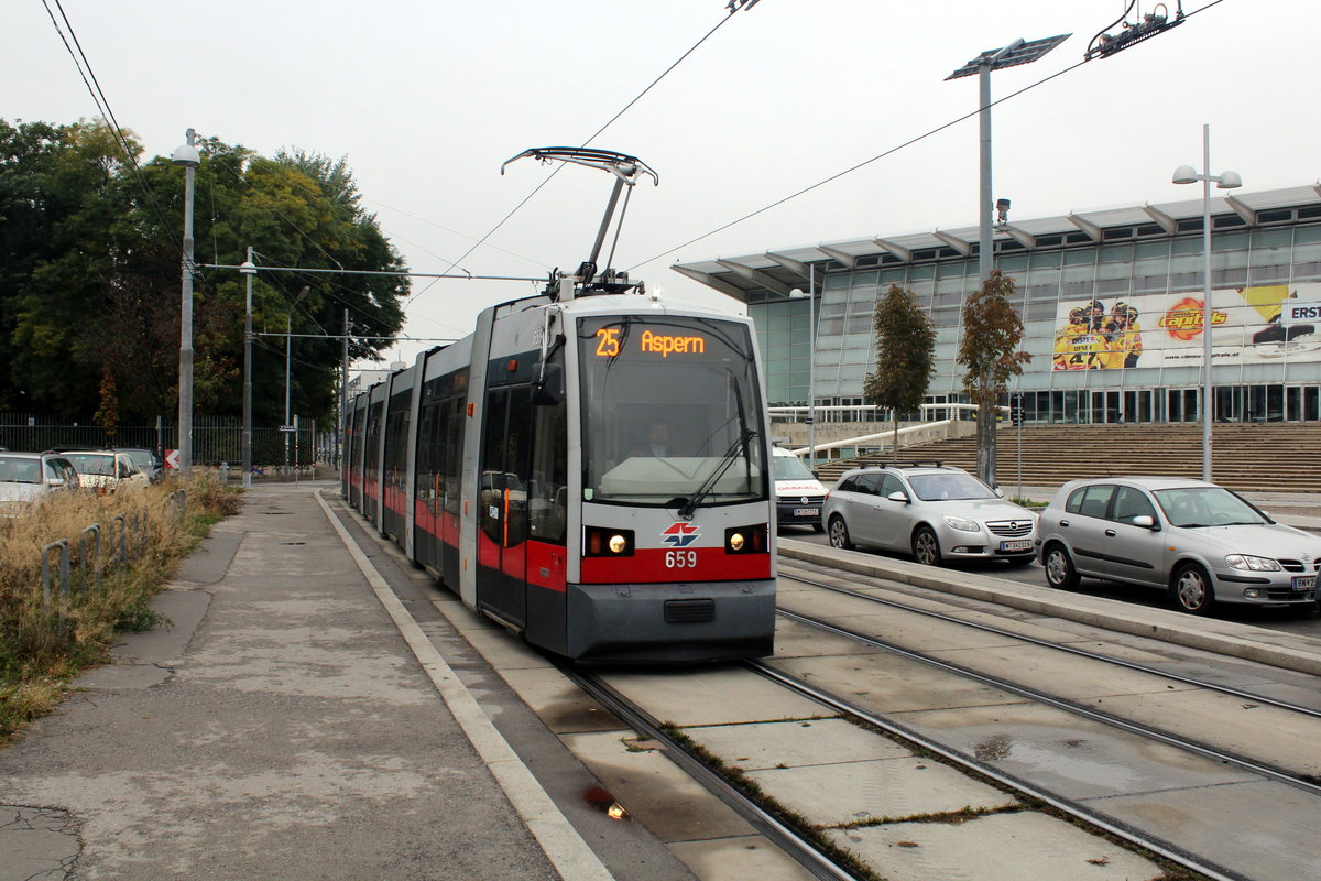 Wien Wiener Linien SL 25 (B 659) XXII, Donaustadt, Prandaugasse / Straße der Menschenrechte / Albert-Schultz-Eishalle am 21. Oktober 2016. - Benannt wurde die Prandaugasse nach Max Emanuel Hildebrand von Prandau, der 1719 bis 1729 Besitzer des Freihofes von Kagran war. 