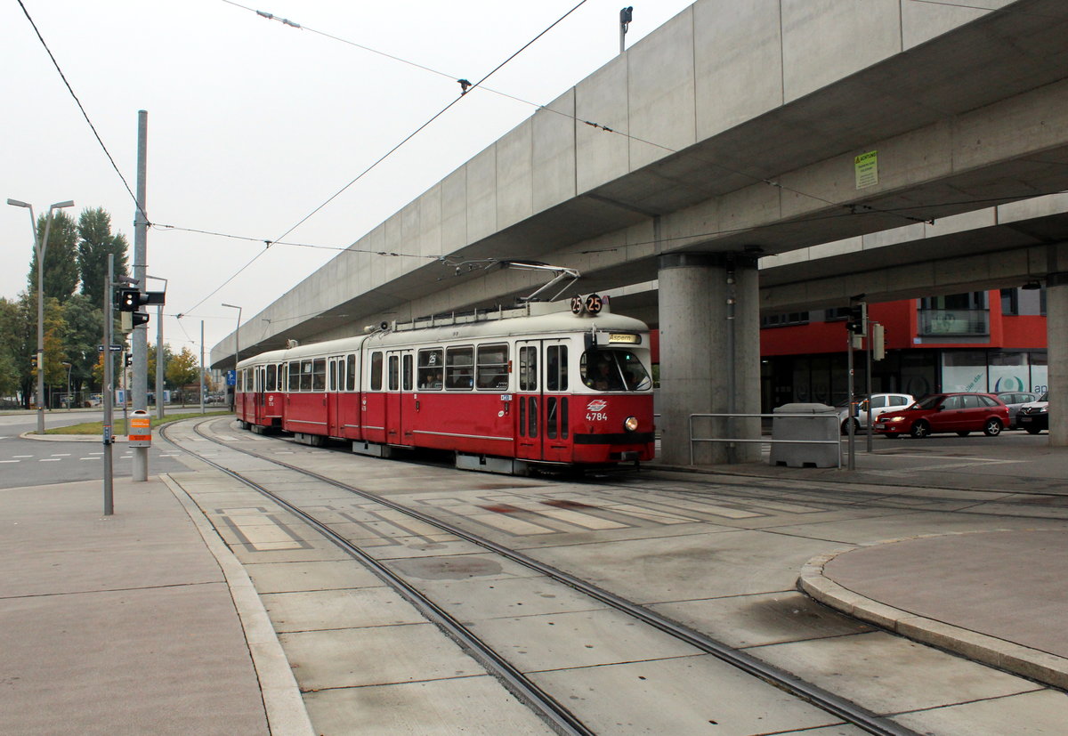 Wien Wiener Linien SL 25 (E1 4784 + c4 1313) XXII, Donaustadt, Langobardenstraße / Zschokkegasse am 21. Oktober 2016. - Heinrich Zschokke (1771 - 1848) war Schriftsteller und politischer Publizist. Pseudonym: Johann von Magdeburg. 