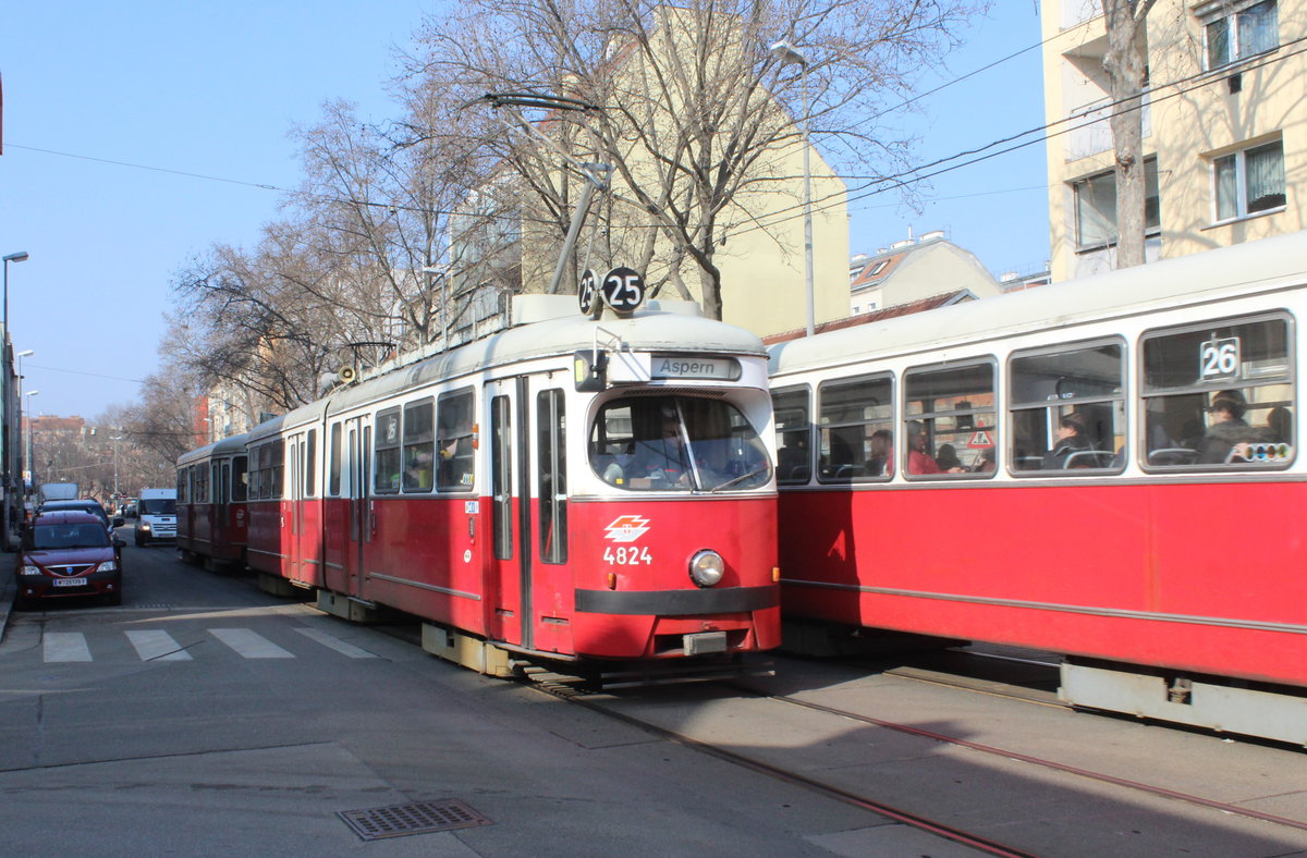 Wien Wiener Linien SL 25 (E1 4824) XXI, Floridsdorf, Donaufelder Straße / Theodor-Körner-Gasse am 13. Februar 2017.
