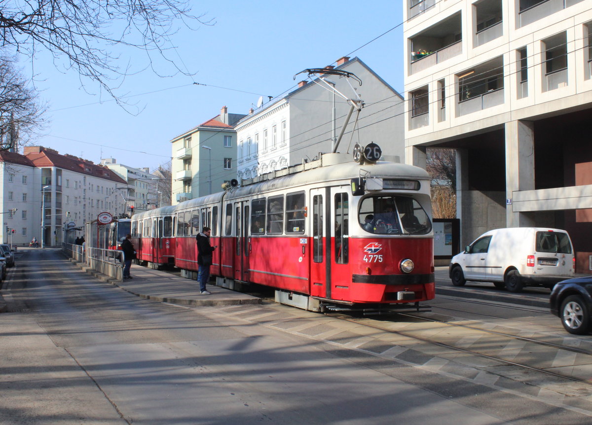 Wien Wiener Linien SL 25 (E1 4775 + c4 1310) XXI, Floridsdorf, Donaufelder Straße /   Fultonstraße / Bessemerstraße (Hst. Fultonstraße) am 13. Februar 2017.