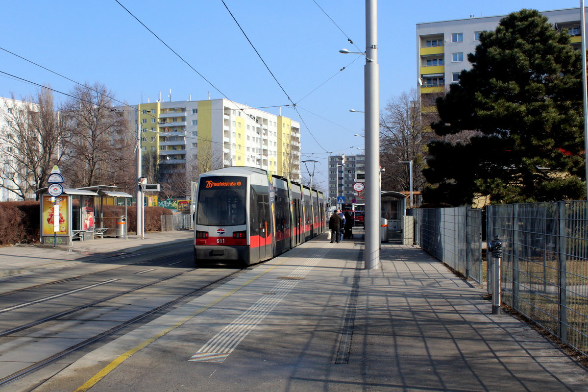 Wien Wiener Linien SL 26 (B 681) XXI, Donaustadt, Pirquetgasse (Hst. Prinzgasse) am 14. Feber / Februar 2017.