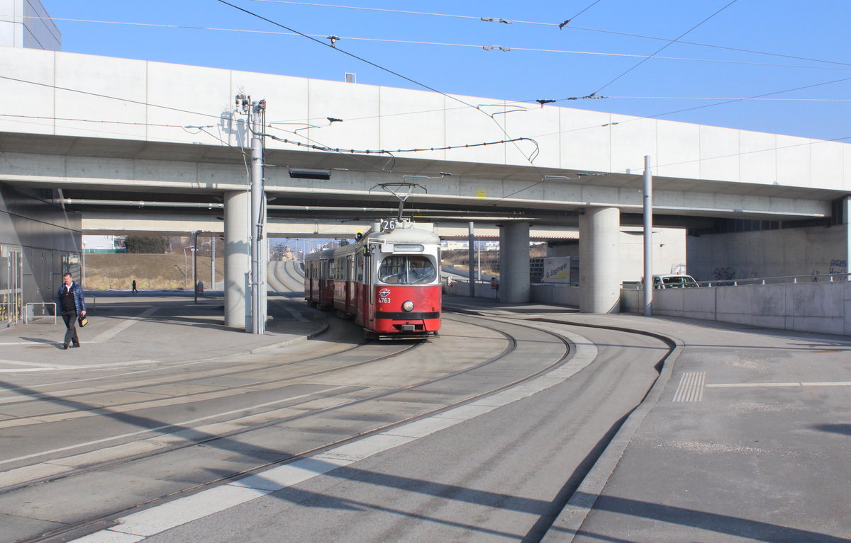 Wien Wiener Linien SL 26 (E1 4763 + c4 1309) XXII, Donaustadt, U-Bhf Hausfeldstraße am 14. Feber / Februar 2017.
