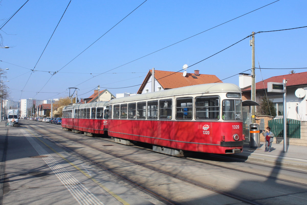 Wien Wiener Linien SL 26 (c4 1320 + E1 4827) XXII, Donaustadt, Am Heidjöchl am 14. Feber / Februar 2017.