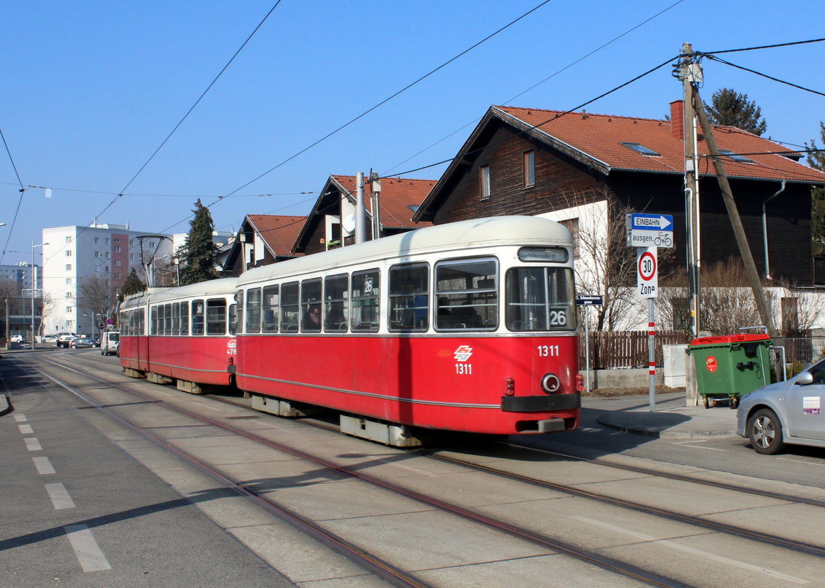 Wien Wiener Linien SL 26 (c4 1311 + E1 4784) XXII, Donaustadt, Am Heidjöchl / Schneebeerengasse / Hasibederstraße am 14. Feber / Februar 2017.