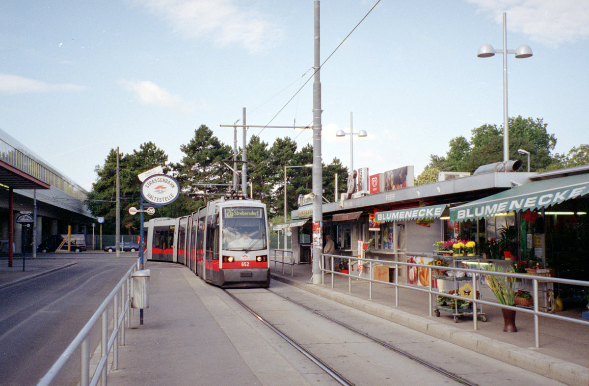 Wien Wiener Linien SL 26 (B 652) XXII, Donaustadt, Kagran, U-Bahnstation Kagran am 25. Juli 2007. - Scan von einem Farbnegativ. Film: Agfa Vista 200. Kamera: Leica C2.
