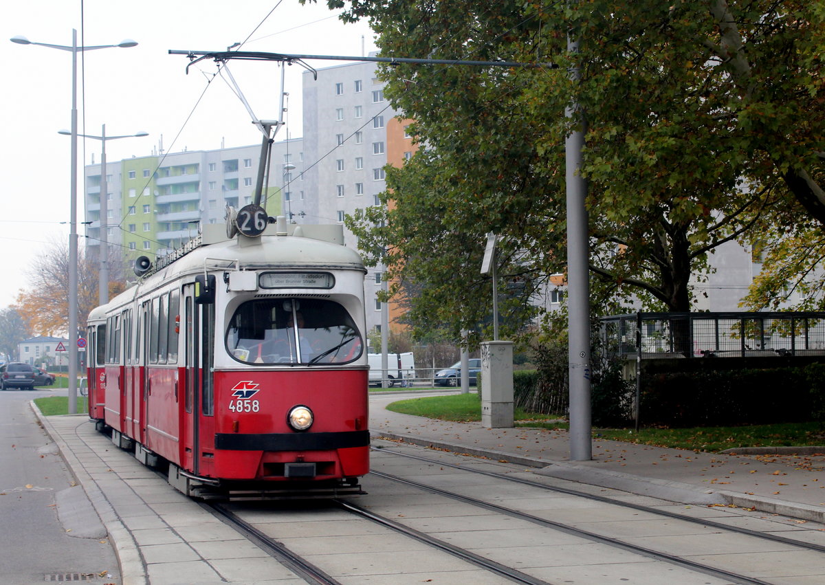 Wien Wiener Linien SL 26 (E1 4858 + c4 1318) XXII, Donaustadt, Ziegelhofstraße am 18. Oktober 2017.