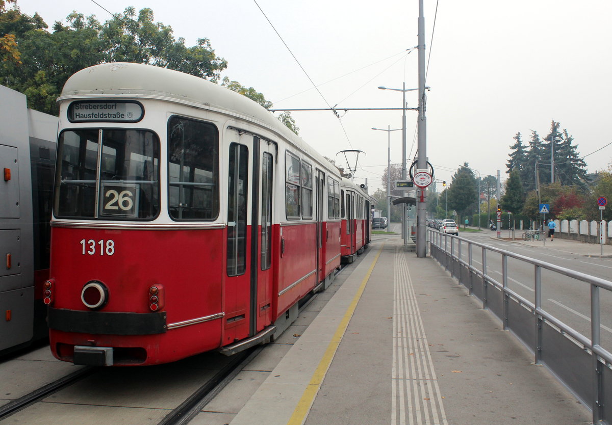 Wien Wiener Linien SL 26 (c4 1318 + E1 4858) XXII, Donaustadt, Hst. Ziegelhofstraße am 18. Oktober 2017.