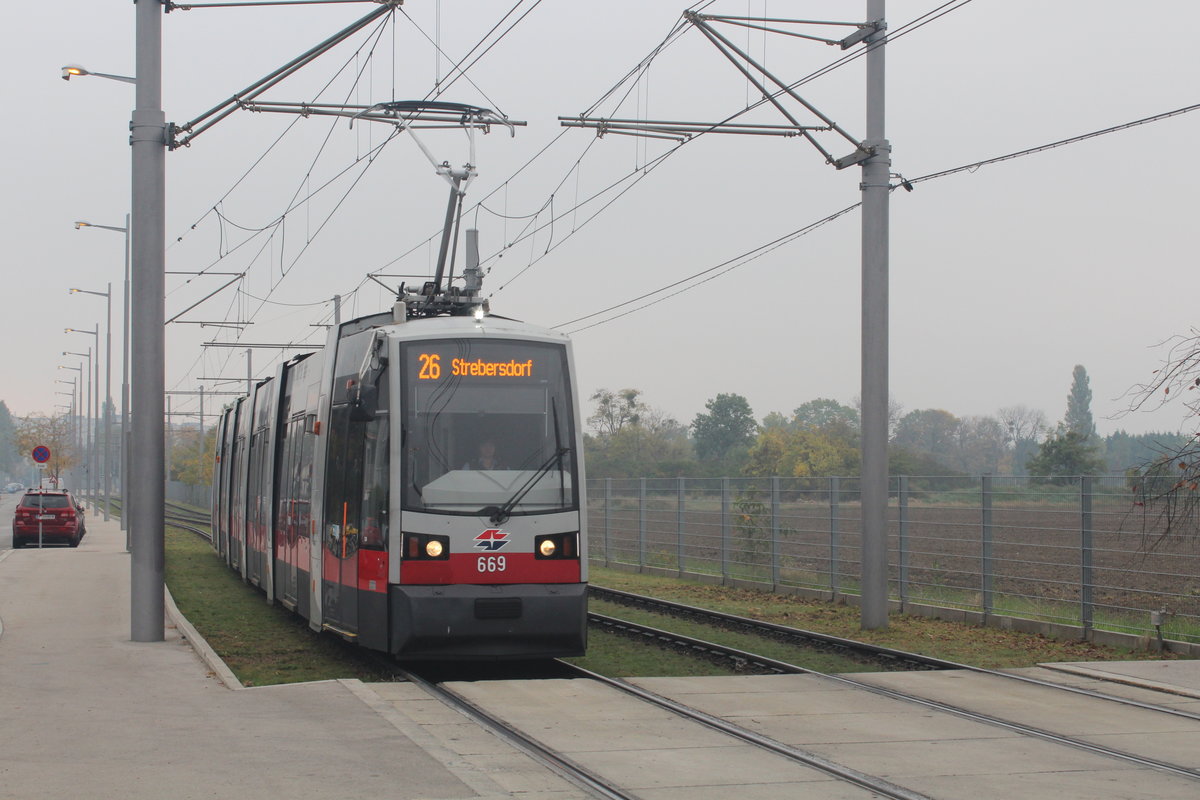 Wien Wiener Linien SL 26 (B 669) XXII, Donaustadt, Oberfeldgasse am 18. Oktober 2017.