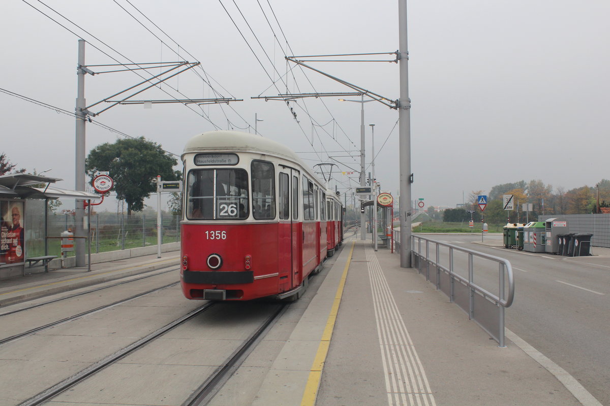 Wien Wiener Linien SL 26 (c4 1356 + E1 4862) XXII, Donaustadt, Oberfeldgasse (Hst. Süßenbrunner Straße / Oberfeldgasse) am 18. Oktober 2017.