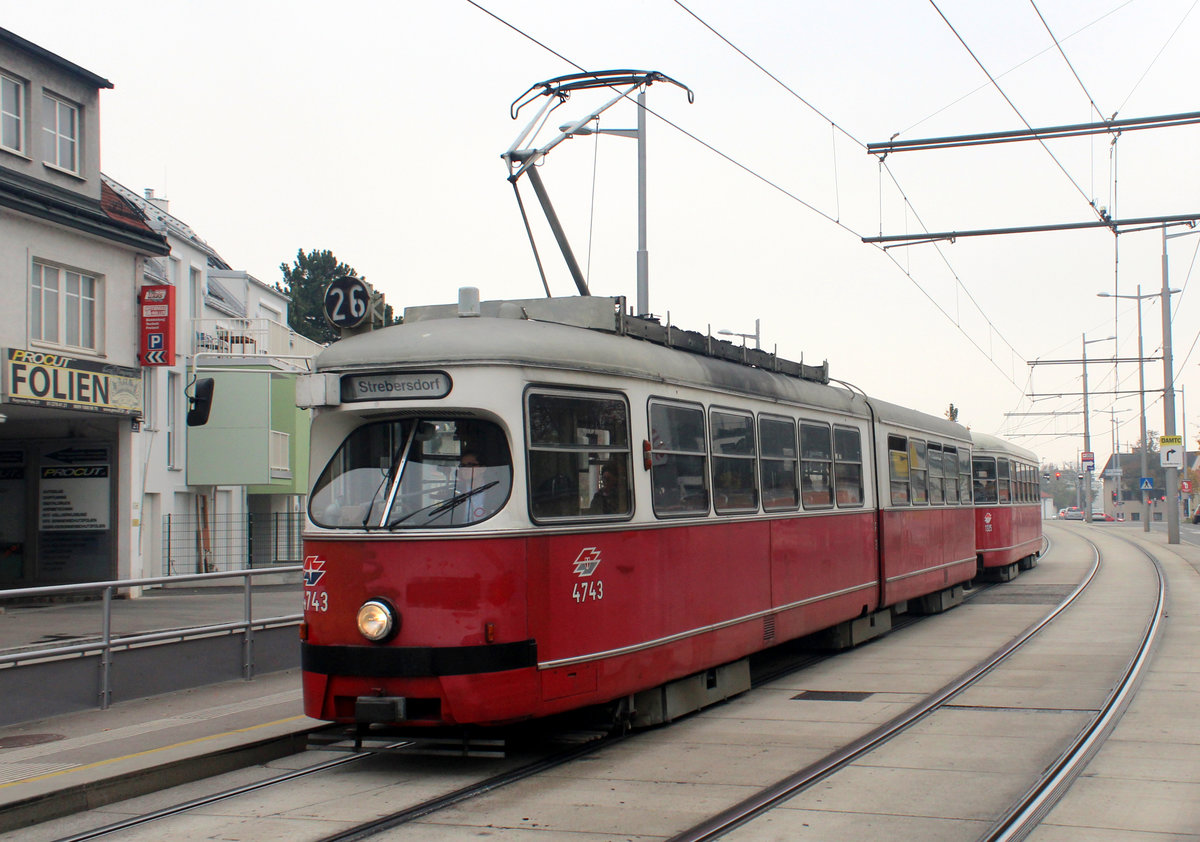 Wien Wiener Linien SL 26 (E1 4743 + c4 1325) XXII, Donaustadt, Kagran, Kagraner Platz (Hst. Kraygasse) am 18. Oktober 2017.