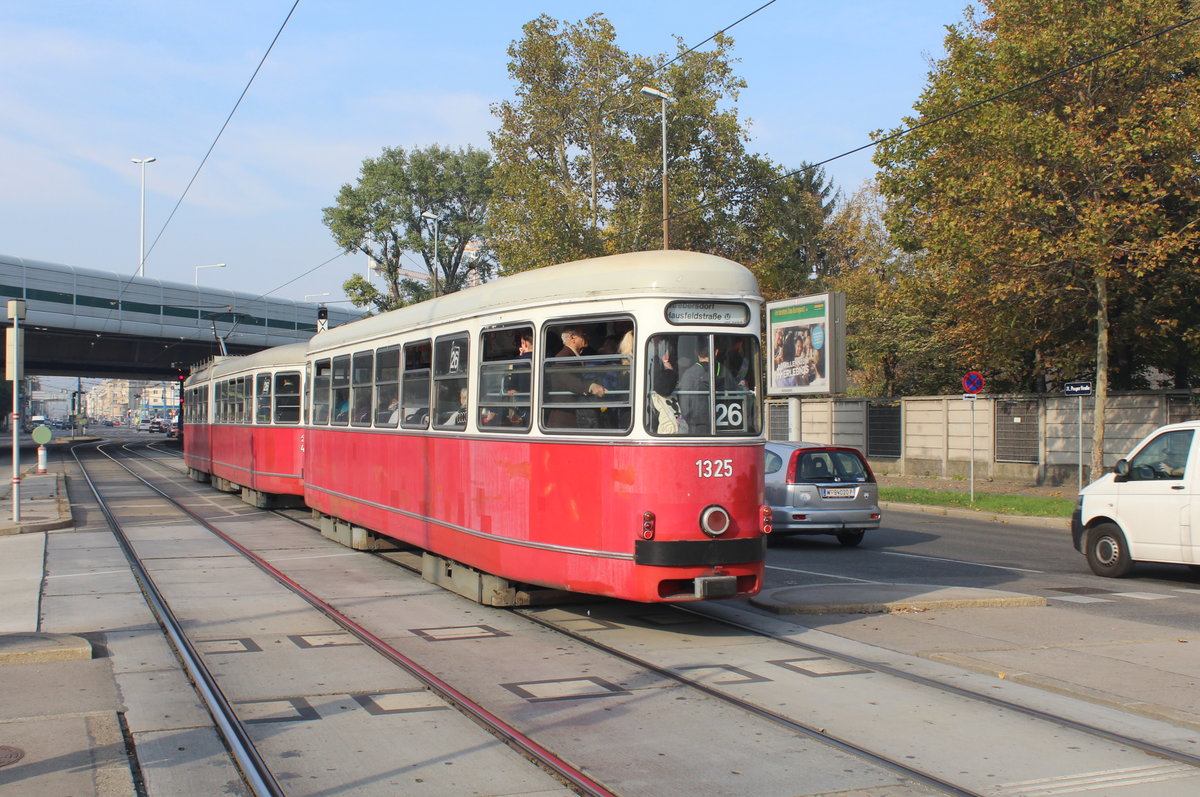 Wien Wiener Linien SL 26 (c4 1325 + E1 4743) XXI, Floridsdorf, Prager Straße / Nordbrücke am 18. Oktober 2017.