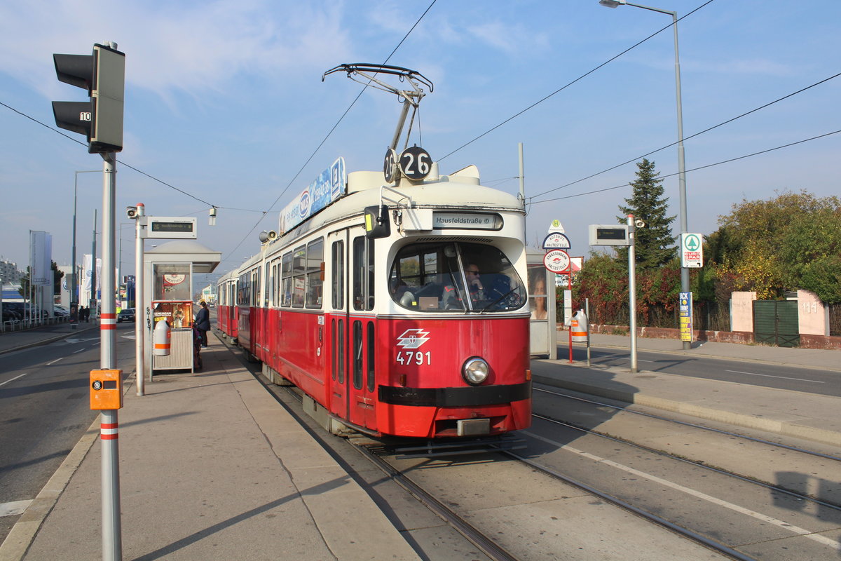 Wien Wiener Linien SL 26 (E1 4791) XXI, Floridsdorf, Jedlesee, Prager Straße / Rudolf-Virchow-Straße / Josef-Zapf-Gasse (Hst. Winkeläckerstraße) am 18. Oktober 2017.