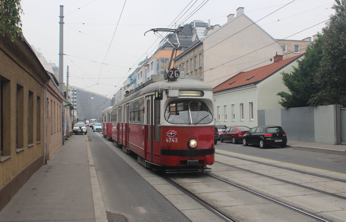 Wien Wiener Linien SL 26 (E1 4743 + c4 1325) XXII, Donaustadt, Kagran, Donaufelder Straße am 18. Oktober 2017.