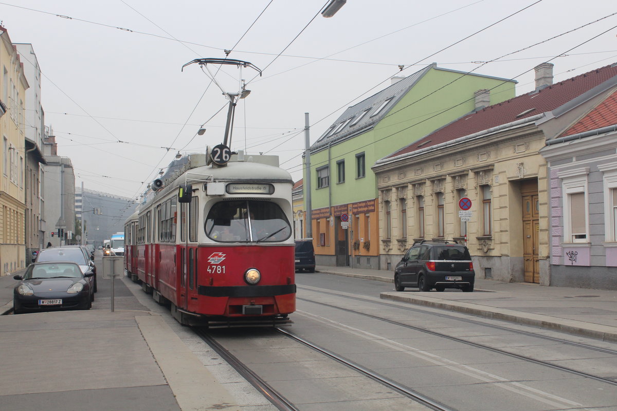 Wien Wiener Linien SL 26 (E1 4781 + c4 1338) XXII, Donaustadt, Kagran, Donaufelder Straße / Saikogasse am 18. Oktober 2017.