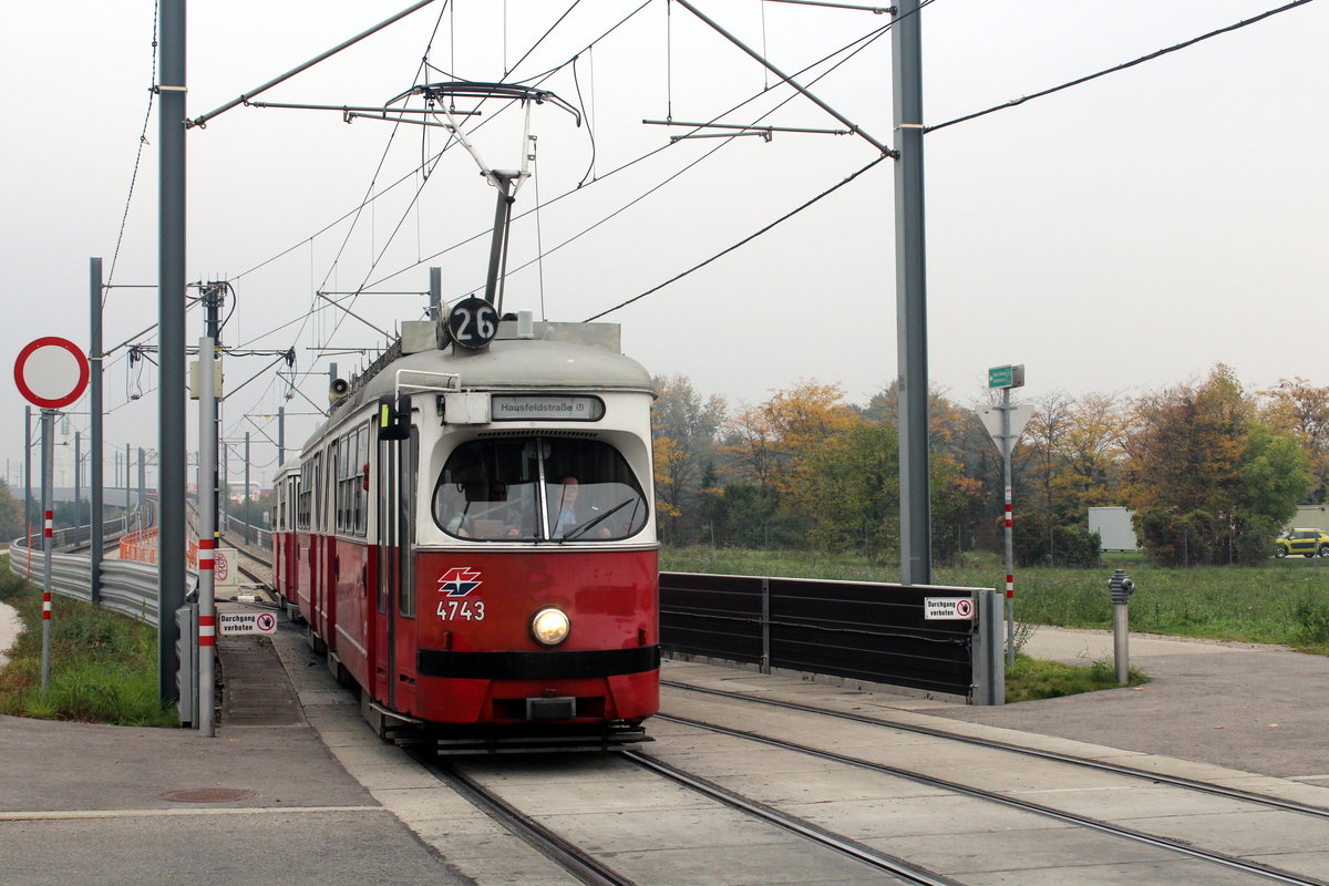 Wien Wiener Linien SL 26 (E1 4743 + c4 1325) XXII, Donaustadt, Hirschstetten, Süßenbrunner Straße am 18. Oktober 2017.