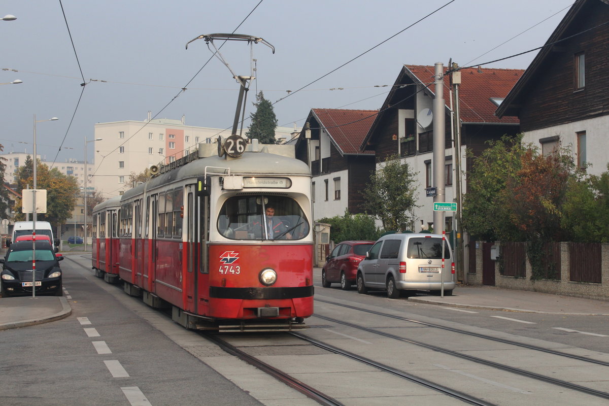Wien Wiener Linien SL 26 (E1 4743 + c4 1325) XXII, Donaustadt, Aspern, Am Hiedjöchl / Hasibederstraße am 18. Oktober 2017.