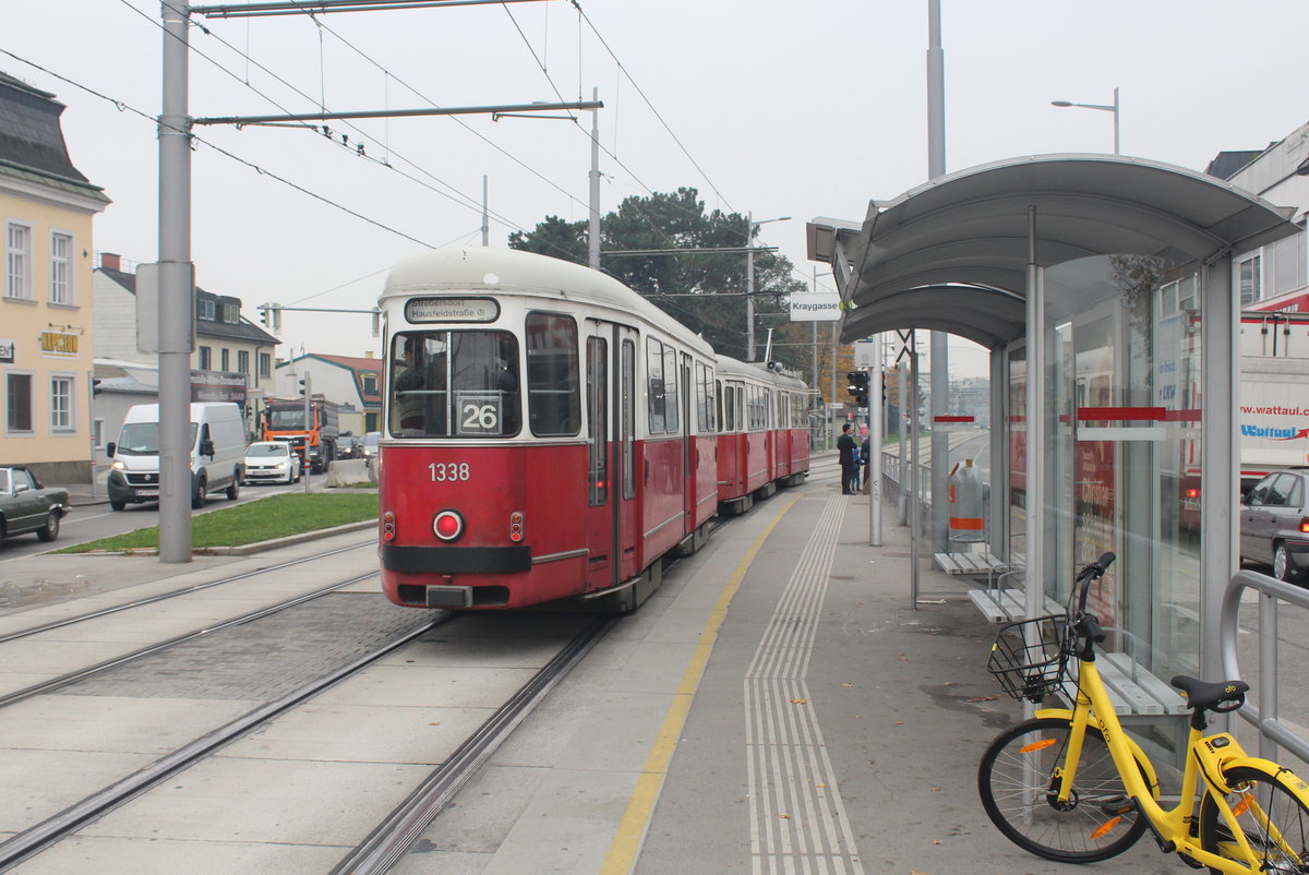 Wien Wiener Linien SL 26 (c4 1338 + E1 4781) XXII, Donaustadt, Kagran, Kagraner Platz (Hst. Kraygasse) am 18. Oktober 2017.