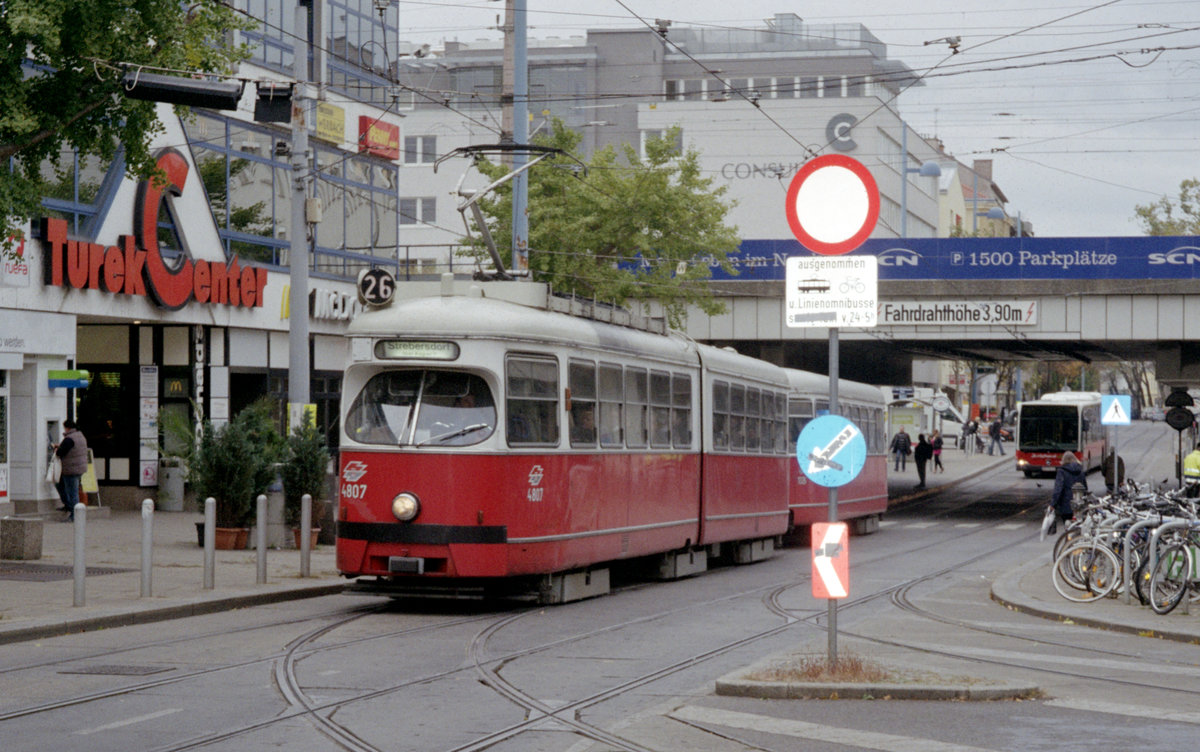 Wien Wiener Linien SL 26 (E1 4807) XXI, Floridsdorf, Schloßhofer Straße / Franz-Jonas-Platz / ÖBB-Bahnhof Floridsdorf am 20. Oktober 2010. - Scan eines Farbnegativs. Film: Fuji S-200. Kamera: Leica C2.