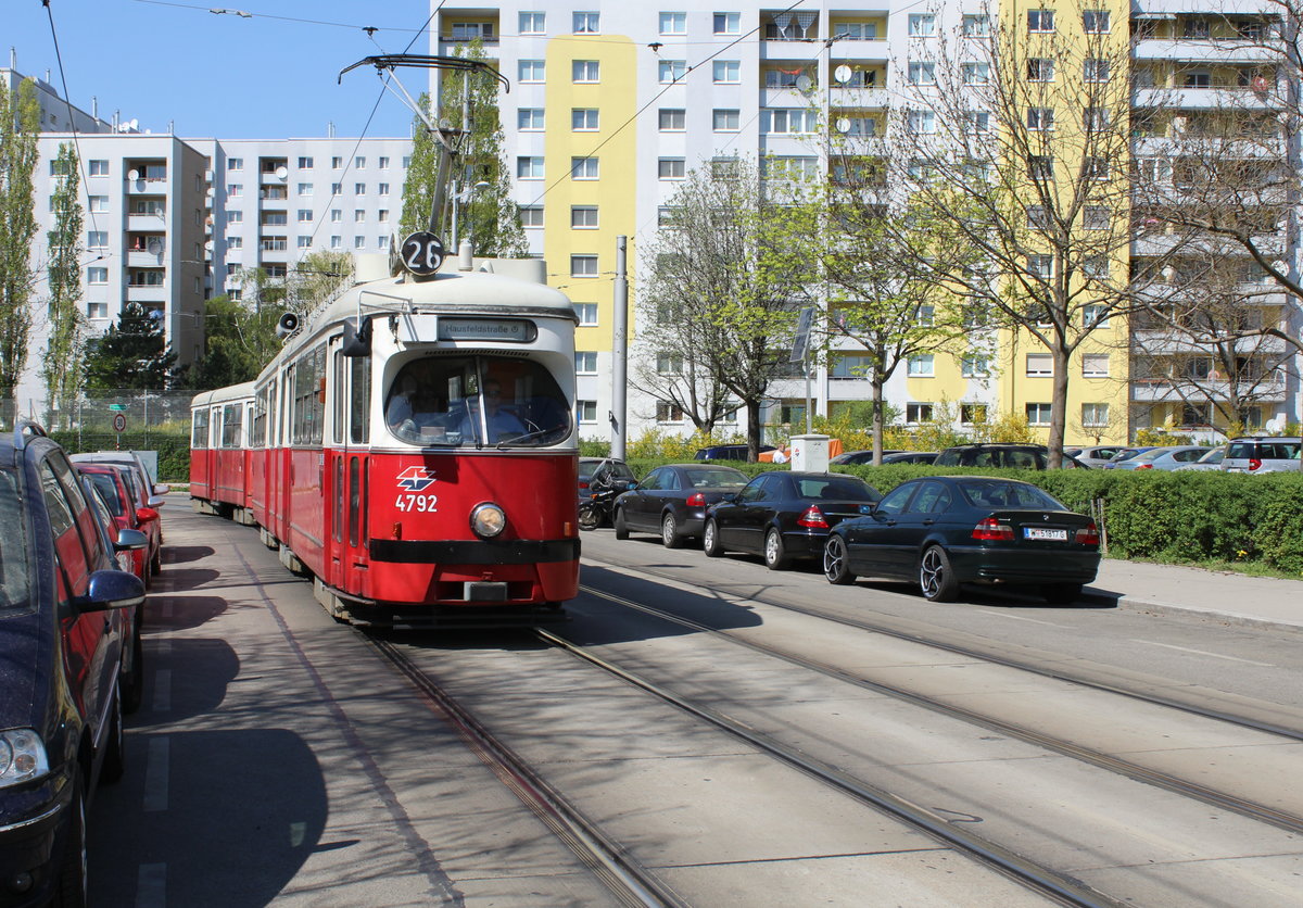 Wien Wiener Linien SL 26 (E1 4792) XXII, Donaustadt, Zanggasse am 19. April 2018.