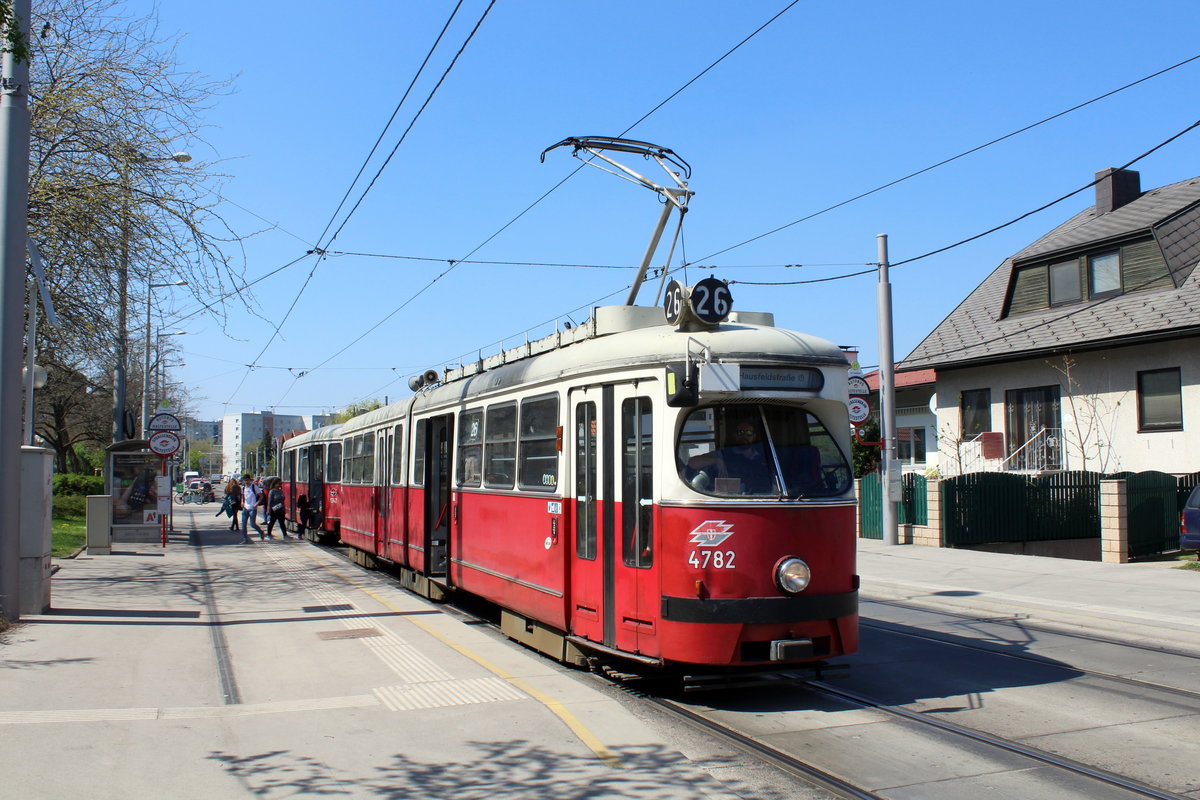 Wien Wiener Linien SL 26 (E1 4782 + c4 1342) XXII, Donaustadt, Am Heidjöchl / Hausfeldstraße (Hst. Am Heidjöchl) am 19. April 2018.