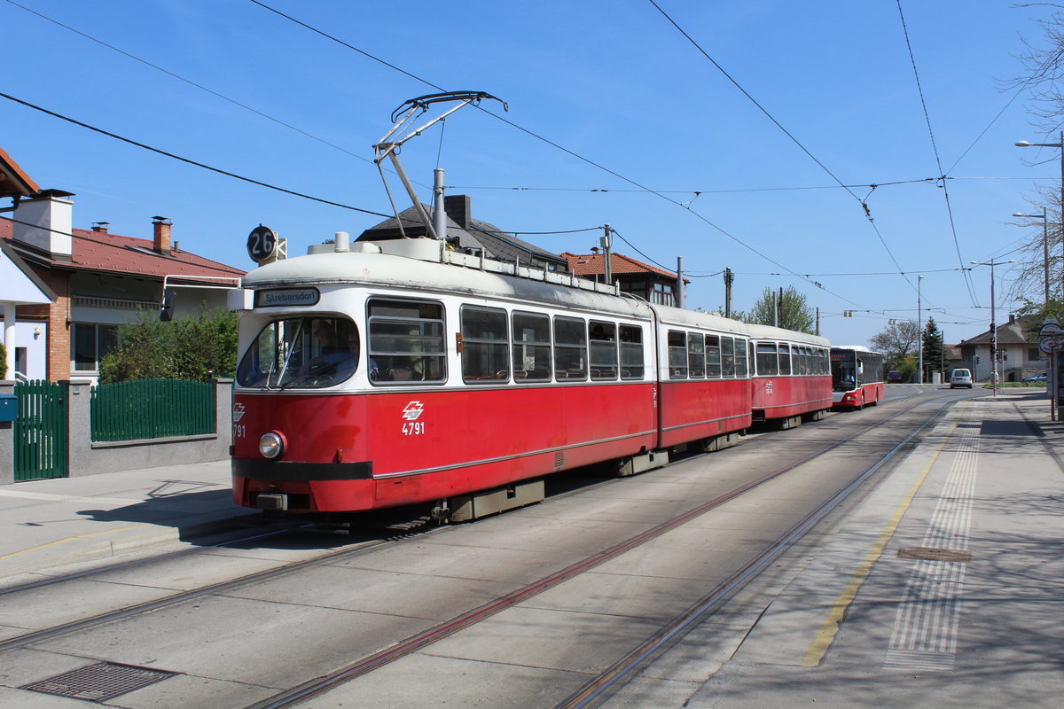 Wien Wiener Linien SL 26 (E1 4791 + c4 1328) XXII, Donaustadt, Am Heidjöchl am 19. April 2018.