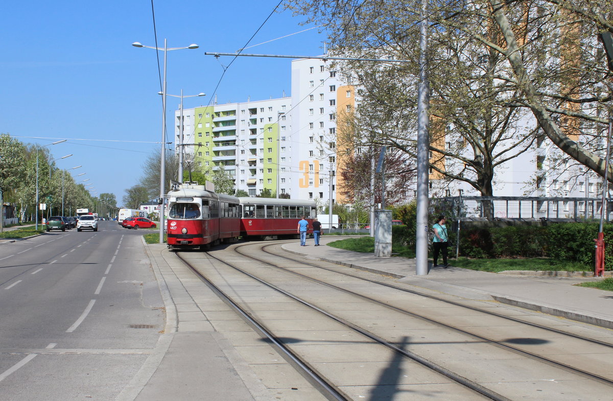 Wien Wiener Linien SL 26 (E1 4827 + c4 1321) XXII, Donaustadt, Ziegelhofstraße / Prinzgasse am 19. April 2018.