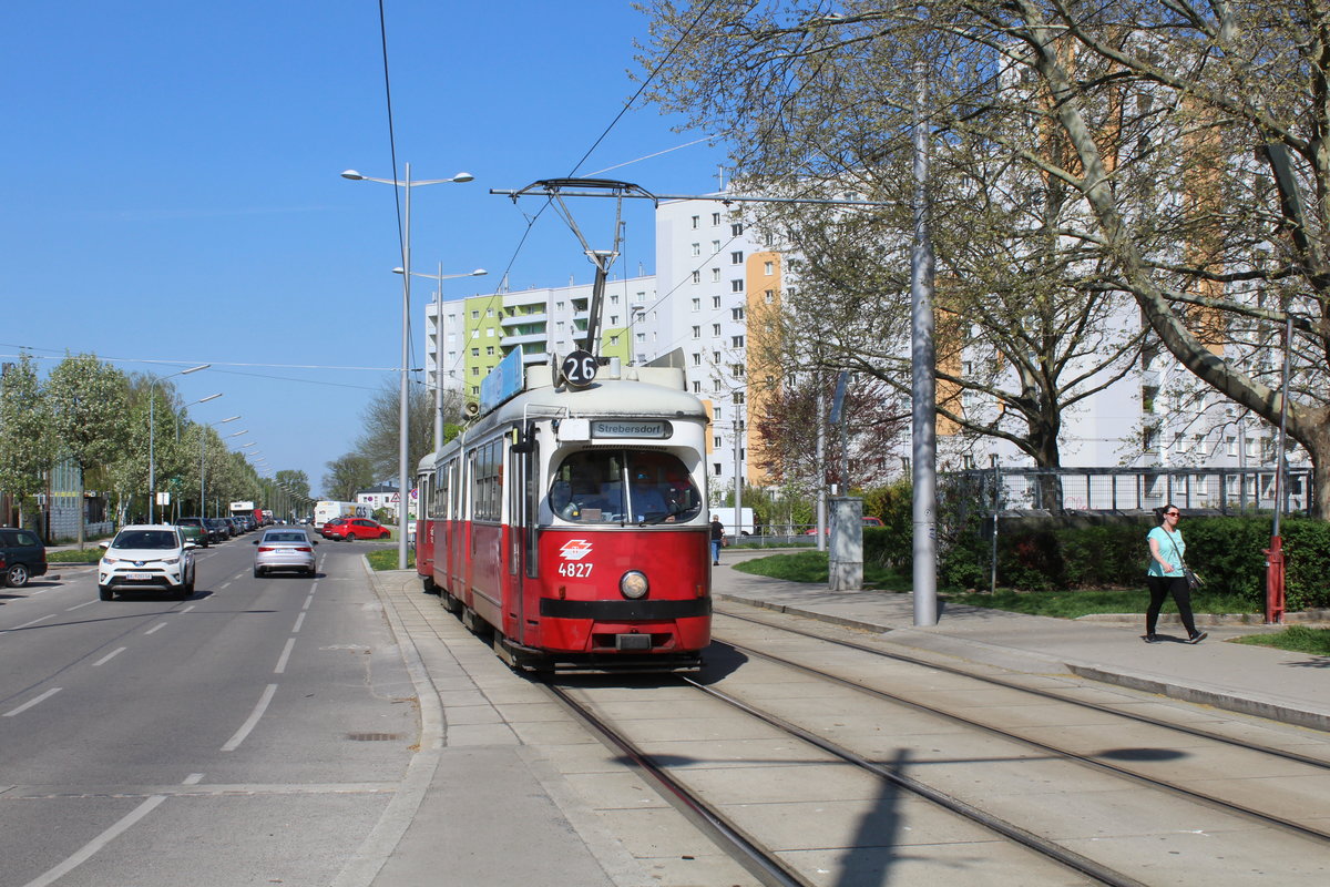Wien Wiener Linien SL 26 (E1 4827 + c4 1321) XXII, Donaustadt, Ziegelhofstraße am 19. April 2018.