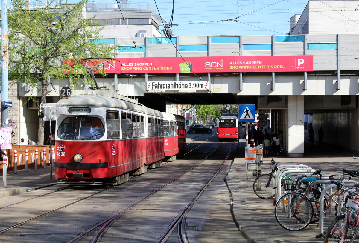 Wien Wiener Linien SL 26 (E1 4808 + c4 1338) XXI, Floridsdorf, Schloßhofer Straße / ÔBB-Bahnhof Floridsdorf / Franz-Jonas-Platz am 20. April 2018.