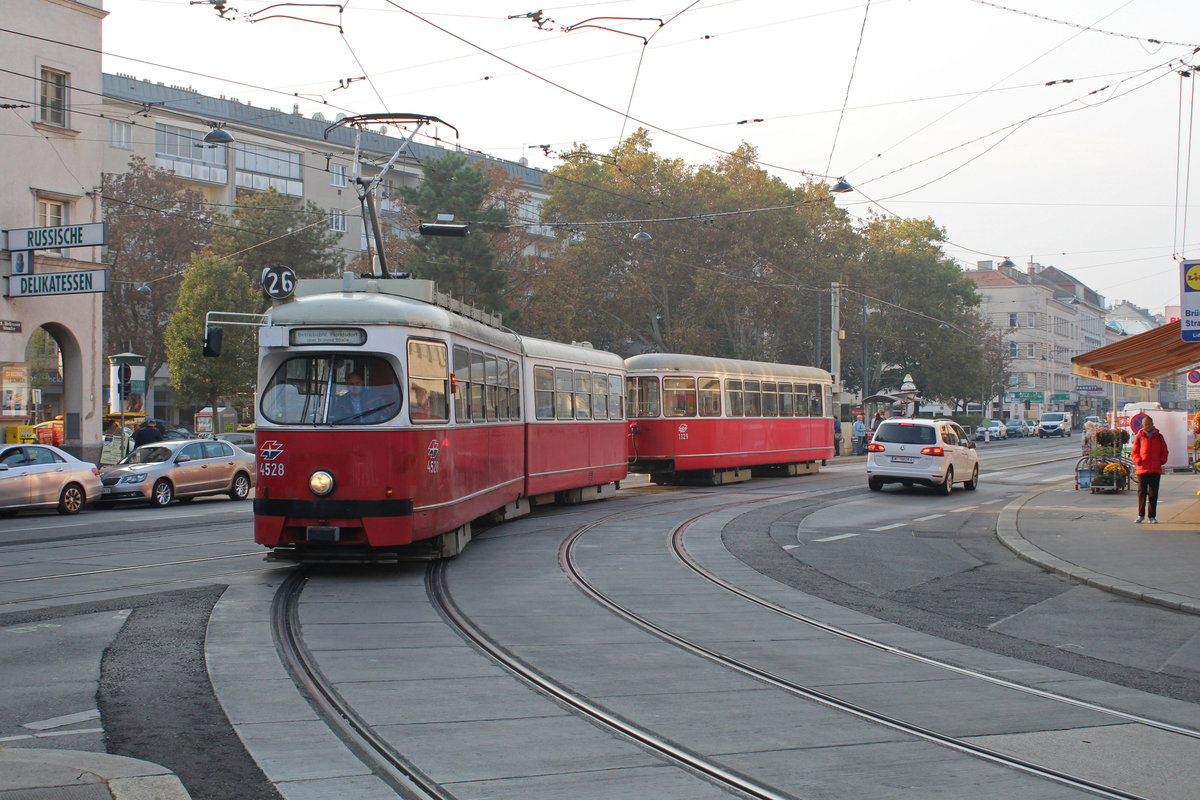 Wien Wiener Linien SL 26 (E1 4528 (Bombardier-Rotax 1973) + c4 1329 (Bombardier-Rotax 1975)) XXI, Floridsdorf, Brünner Straße / Peitlgasse am Morgen des 18. Oktober 2018. - Der Zug biegt von der Brünner Straße in die Peitlgasse ein, damit er in den (Straßenbahnbetriebs-)Bahnhof Floridsdorf, der auch Züge der SL 26 stellt, einrücken kann. 