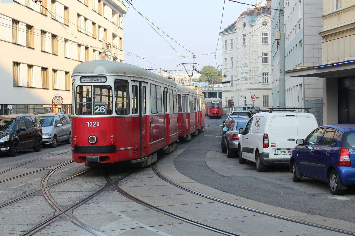 Wien Wiener Linien SL 26 (c4 1329 (Bombardier-Rotax 1975) + E1 4528 (Bombardier-Rotax 1973)) XXI, Floridsdorf, Großjedlersdorf, Peitlgasse / Brünner Straße am Morgen des 18. Oktober 2018. - Der Zug hat als Ziel den (Straßenbahnbetriebs-)Bahnhof Floridsdorf, dessen Einfahrt im Hintergrund zu sehen ist. 