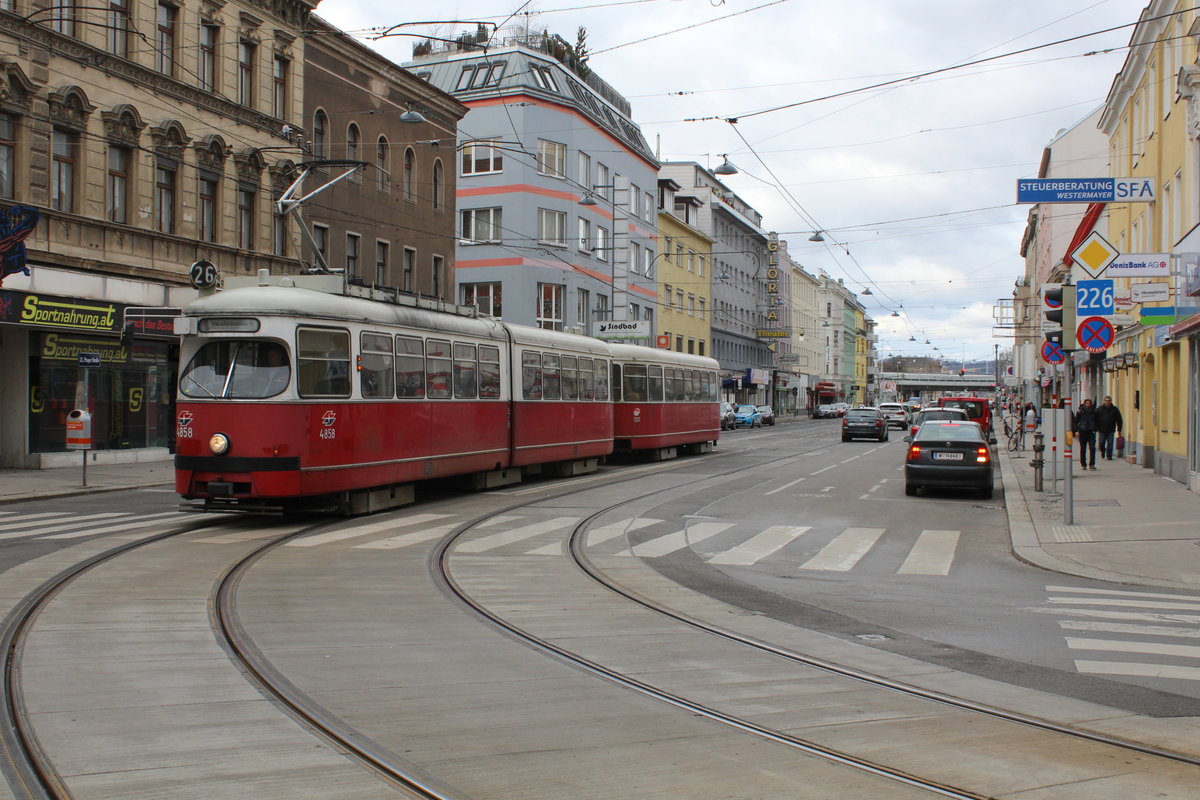 Wien Wiener Linien SL 26 (E1 4858 + c4 1331) XXI, Floridsdorf, Prager Straße / Am Spitz am 11. Feber / Februar 2019. - Hersteller und Baujahre der Straßenbahnfahrzeuge: 1) E1 4858: SGP, Simmering-Graz-Pauker, Werk Simmering, 1976; 2) c4 1331: Bombardier-Rotax 1975. - Der ursprüngliche Ort Spitz wurde 1874 mit Floridsdorf vereinigt; in diesem Jahr entstand der Name  Am Spitz .