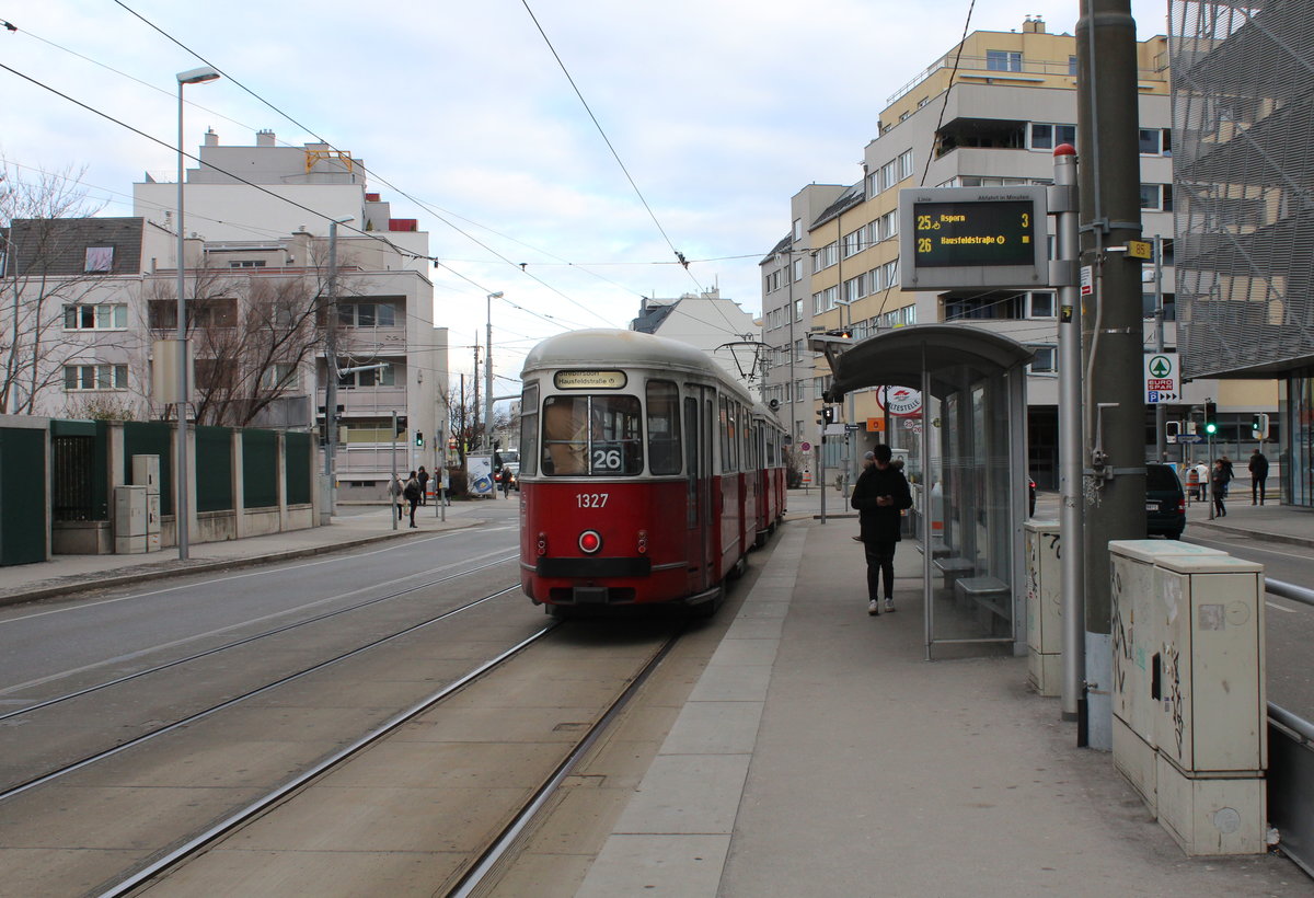 Wien Wiener Linien SL 26 (c4 1327 + E1 4844) XXI Floridsdorf / XXII, Donaustadt, Donaufelder Straße / Tokiostraße / Josef-Baumann-Gasse (Hst. Josef-Baumann-Gasse) 11. Feber / Februar 2019. - Hersteller und Baujahr der Straßenbahnfahrzeuge: 1) E1 4844: SGP 1975; 2) c4 1327: Bombardier-Rotax 1975. 