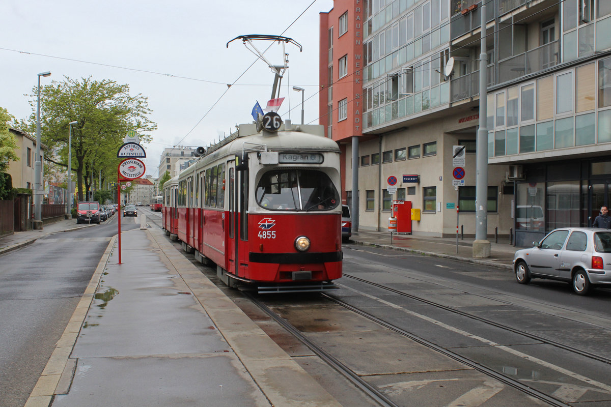 Wien Wiener Linien SL 26 (E1 4855 (SGP 1976) + c4 13**) XXI, Floridsdorf, Donaufelder Straße (Hst. Carminweg) am 9. Mai 2019.