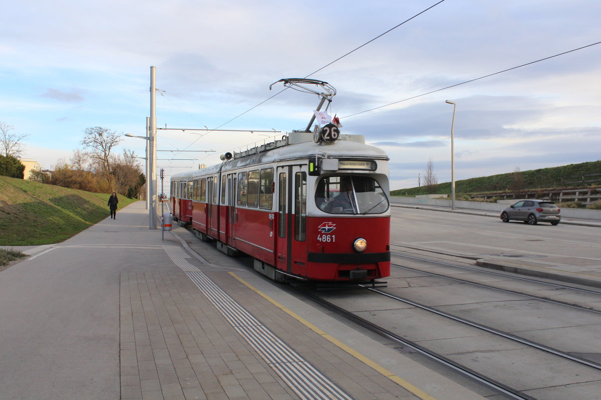 Wien Wiener Linien SL 26 (E1 4861 (SGP 1976) + c4 1342 (Bombardier-Rotax, vorm. Lohnerwerke, 1975)) XXII, Donaustadt, Aspern, Hausfeldstraße am 29. November 2019.