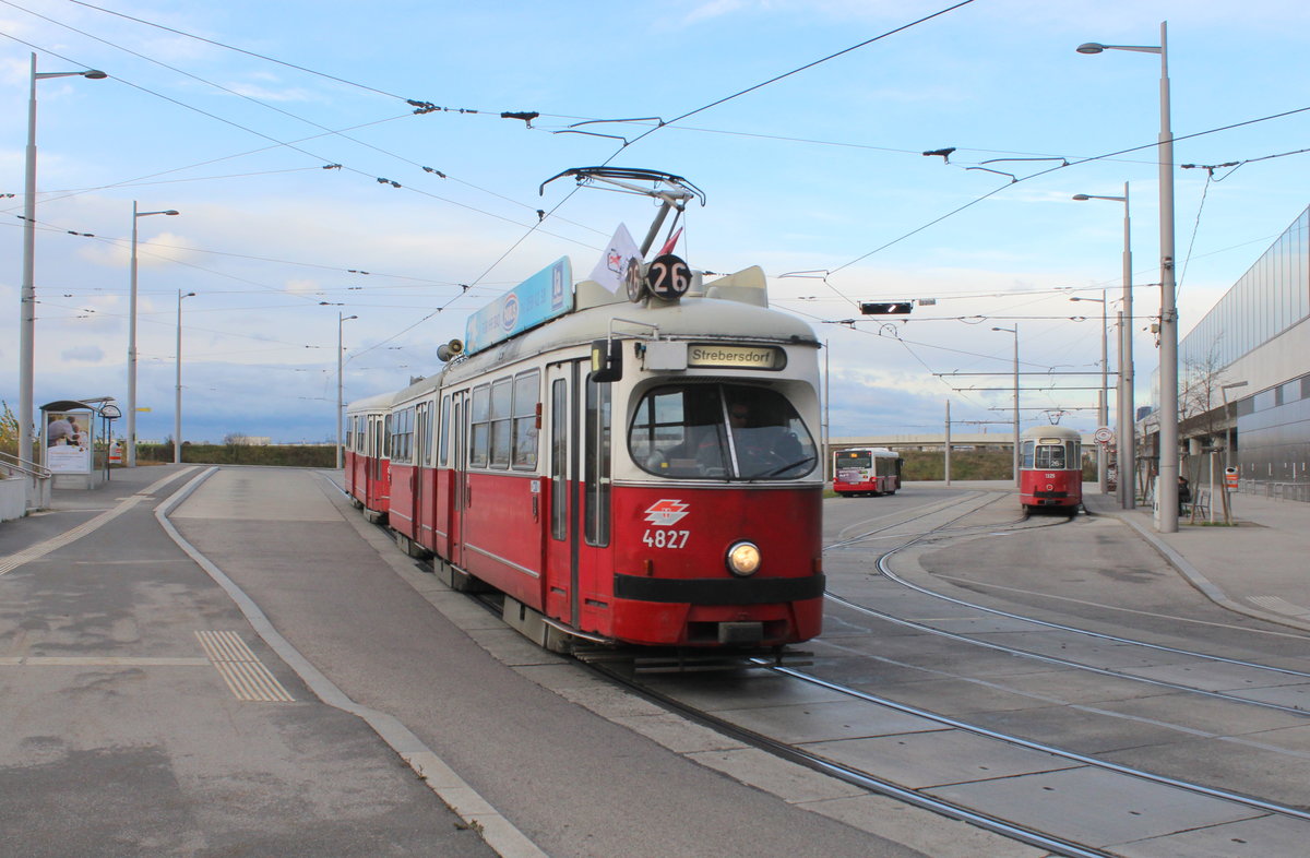 Wien Wiener Linien SL 26 (E1 4827 (SGP 1974) + c4 1301 (Bombardier-Rotax, vorm. Lohnerwerke, 1974)) XXII, Donaustadt, Aspern, Hausfeldstraße am 29. November 2019.
