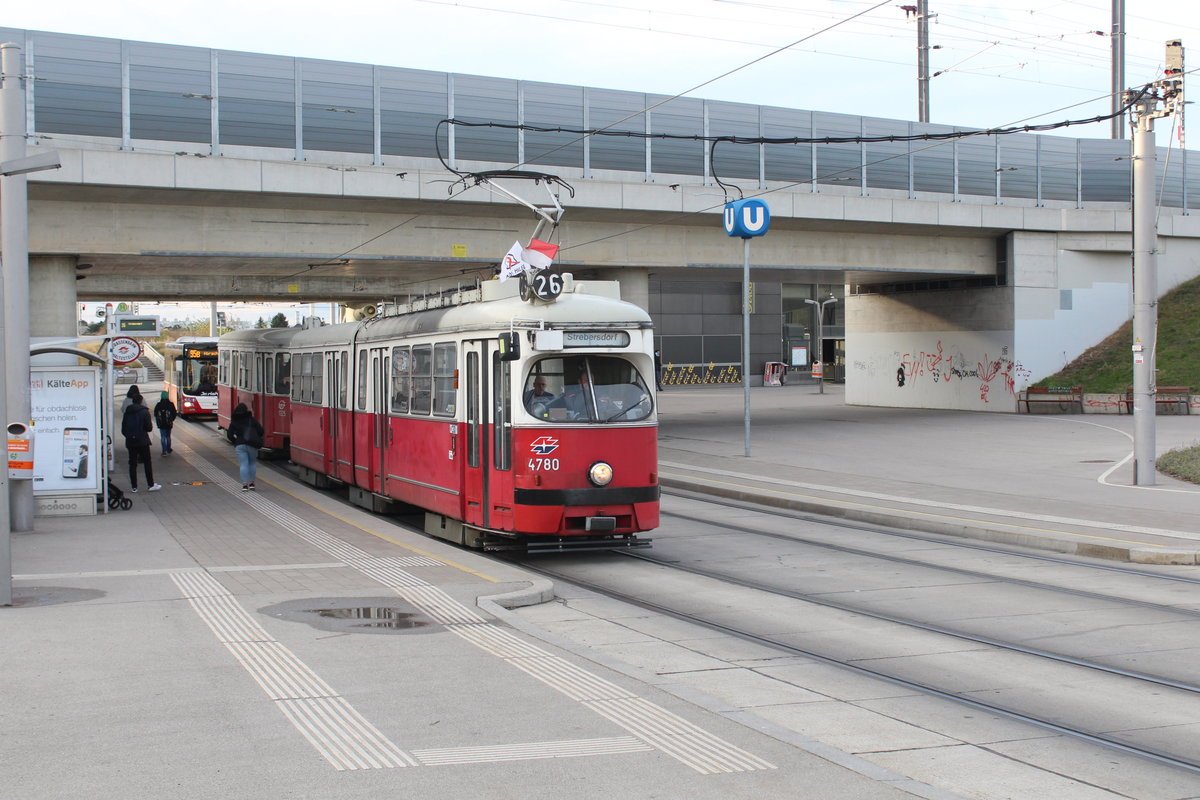 Wien Wiener Linien SL 26 (E1 4780 (SGP 1972) + c4 1325 (Bombardier-Rotax, vorm. Lohnerwerke, 1974)) XXII, Donaustadt, Aspern, Hst. Hausfeldstraße am 29. November 2019. 