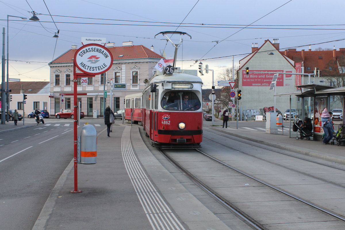 Wien Wiener Linien SL 26 (E1 4862 (SGP 1976) + c4 13** (Bombardier-Rotax, vorm. Lohnerwerke, 197*)) XXI, Floridsdorf, Strebersdorf, Rußbergstraße / Prager Straße am 29. November 2019.