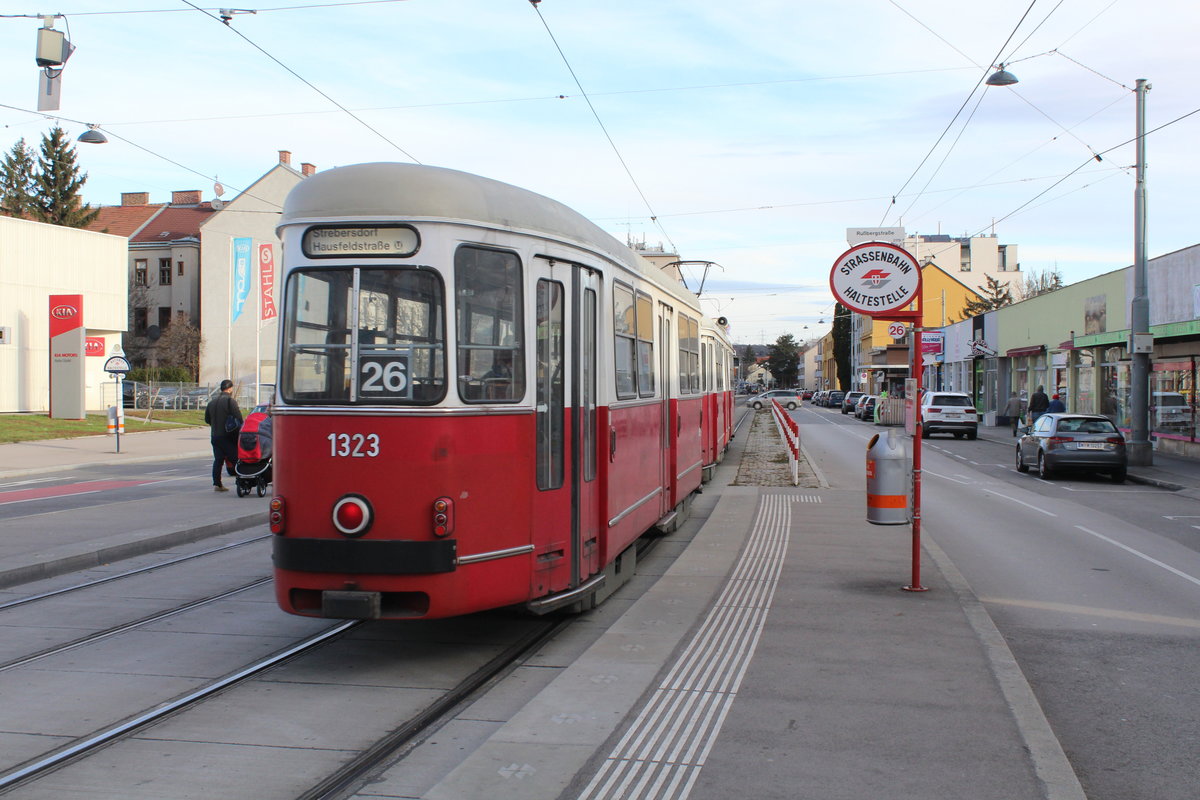 Wien Wiener Linien SL 26 (c4 1323 (Bombardier-Rotax, vorm. Lohnerwerke, 1974) + E1 4833 (SGP 1975)) XXI, Floridsdorf, Strebersdorf, Rußbergstraße am 29. November 2019.