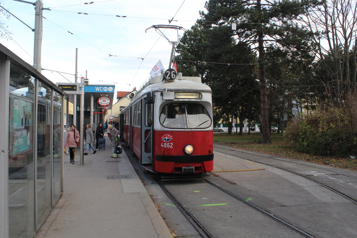 Wien Wiener Linien SL 26 (E1 4862 (SGP 1976) + c4 13** (Bombardier-Rotax, vorm. Lohnerwerke, 197*)) XXI, Floridsdorf, Strebersdorf, Edmund-Hawranek-Platz (Endstation) am 29. November 2019.