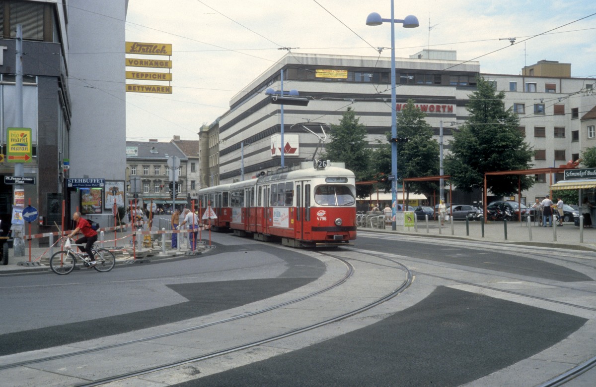 Wien Wiener Linien SL 26 (E1 4796) Floridsdorf, Schlosshofer Strasse / Franz-Jonas-Platz im Juli 2005.