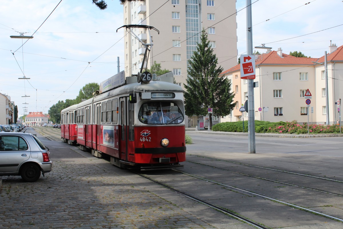 Wien Wiener Linien SL 26 (E1 4842) Strebersdorf, Russbergstrasse / Edmund-Hawranek-Platz am 8. Juli 2014.