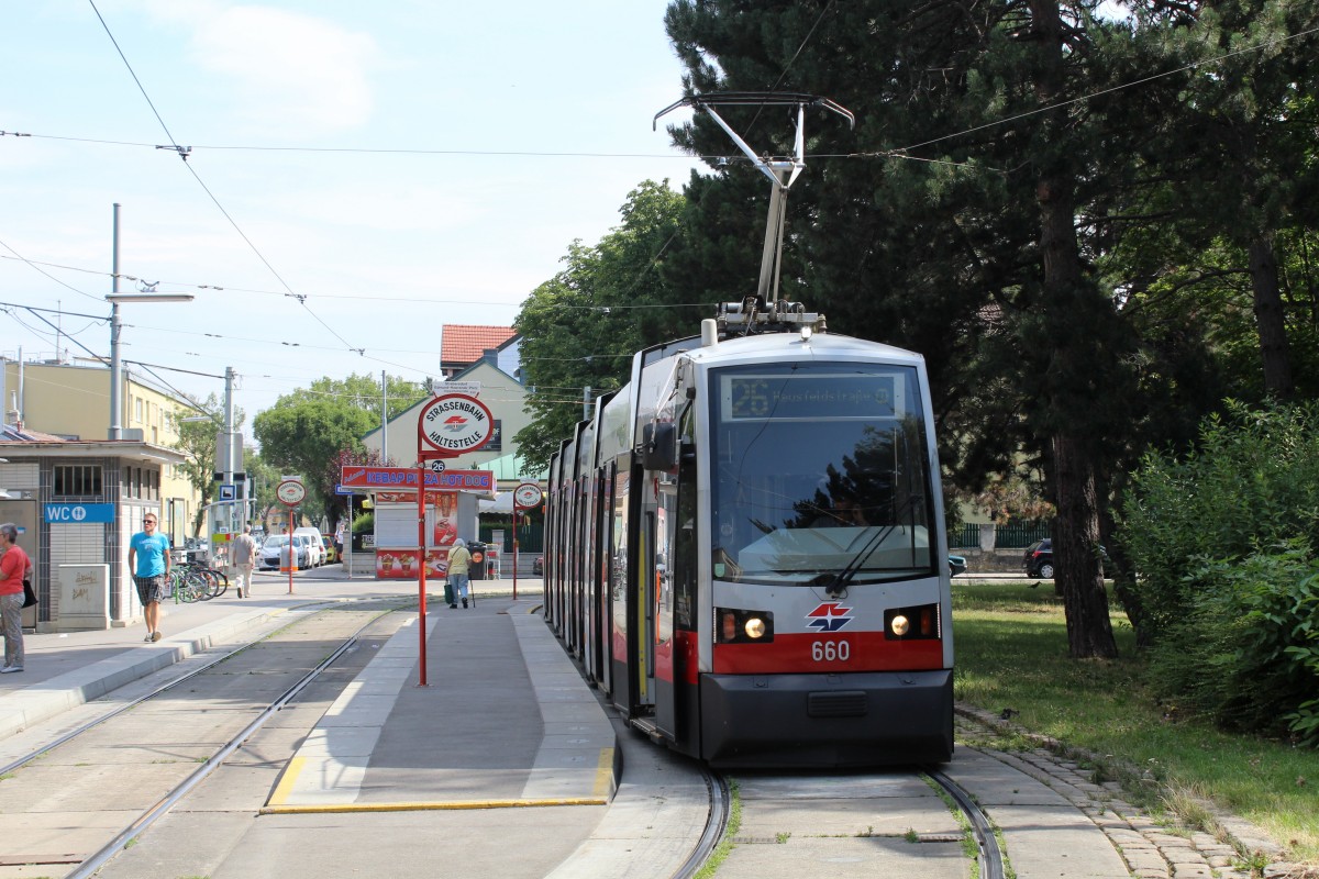 Wien Wiener Linien SL 26 (B 660) Strebersdorf, Edmund-Hawranek-Platz am 8. Juli 2014.