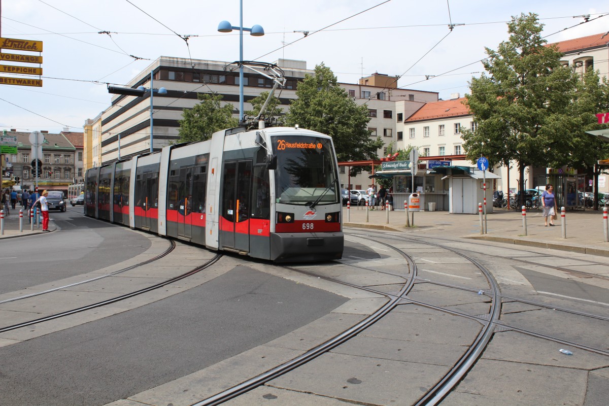 Wien Wiener Linien SL 26 (B 698) Floridsdorf, Schlosshofer Strasse / Franz-Jonas-Platz am 8. Juli 2014.