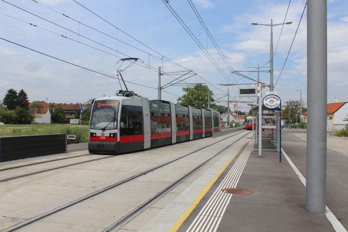 Wien Wiener Linien SL 26 (B 690) Kagran, Forstnergasse am 8. Juli 2014.