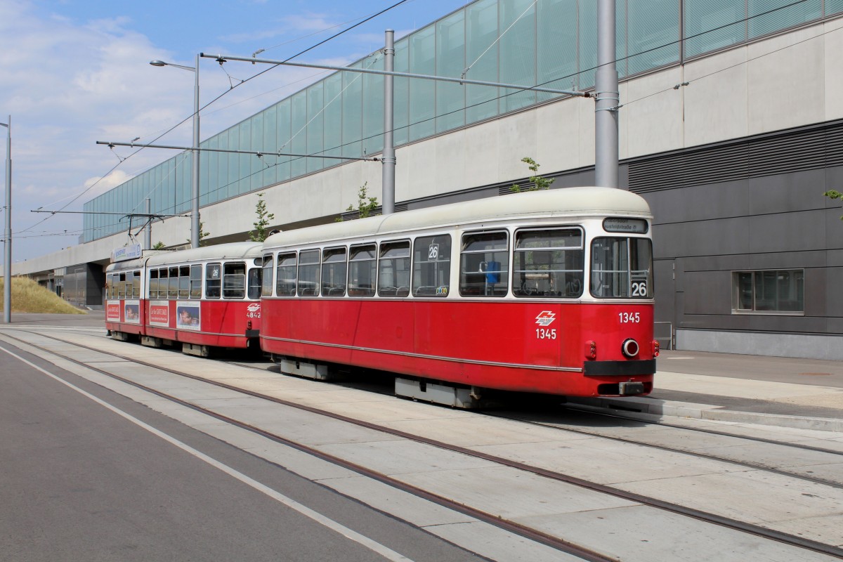 Wien Wiener Linien SL 26 (c4 1345 + E1 4842) U-Bahnhof Hausfeldstrasse (Endstation) am 8. Juli 2014.