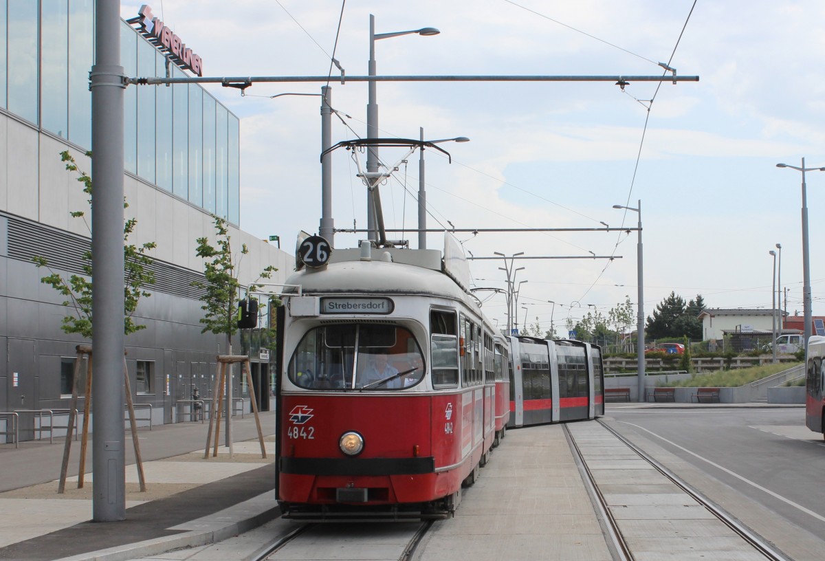 Wien Wiener Linien SL 26 (E1 4842) U-Bahnhof Hausfeldstrasse am 8. Juli 2014.